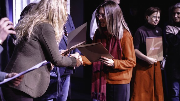 Ambasador Republiki Greckiej Niki Kamba wręcza nagrody laureatom konkursu mitologicznego