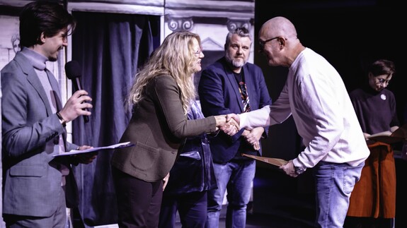 Ambasador Republiki Greckiej Niki Kamba wręcza nagrody laureatom konkursu mitologicznego