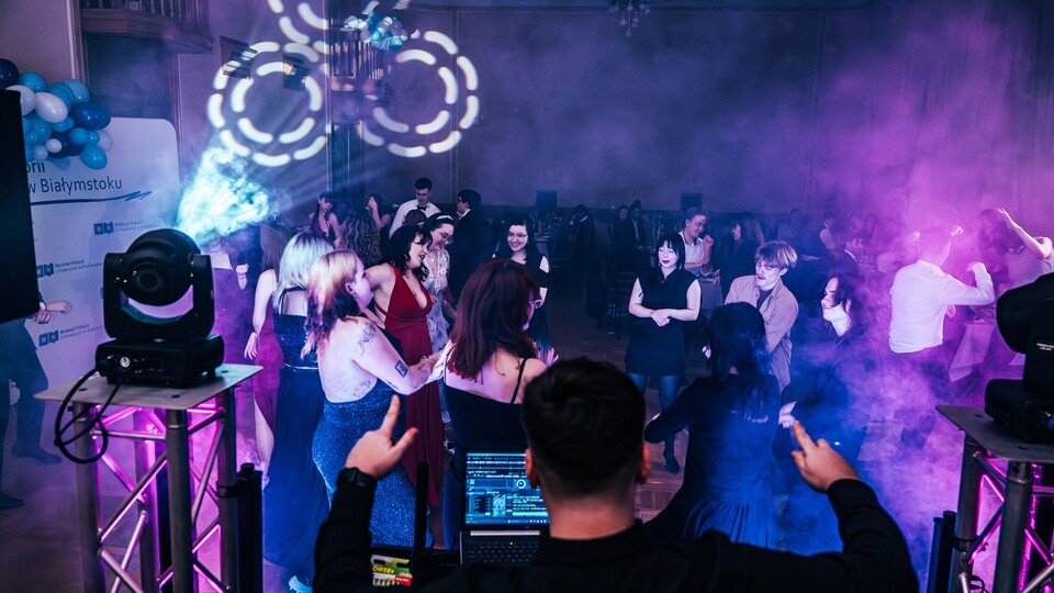 Muzyka wypełniła aulę po brzegi - czyli bal po studencku