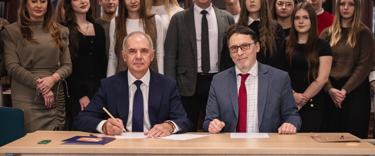 Podpisanie porozumienia o współpracy pomiędzy Wydziałem Historii UwB a Zespołem Szkół nr 2 w Ostrowi Mazowieckiej