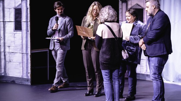 Ambasador Republiki Greckiej Niki Kamba wręcza nagrody laureatom konkursu mitologicznego