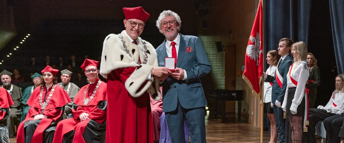 prof. Cezary Kuklo odznaczony Medalem UwB