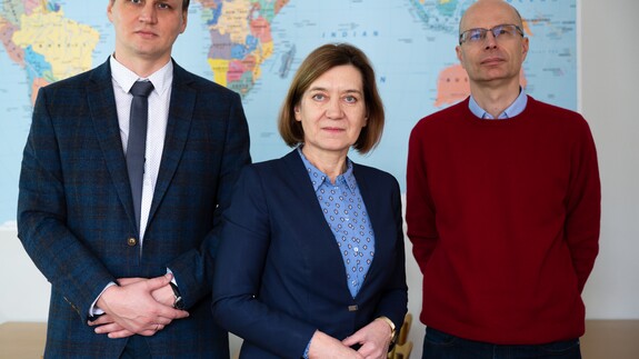 Od lewej: dr Mikola Volkau, Prof. dr hab. Izabela Święcicka,  prof. Krzysztof Buchowski